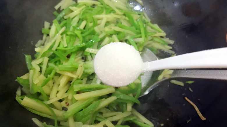 绝代双骄(花椒辣椒土豆丝),加一丢丢细砂糖,翻炒均匀,即可