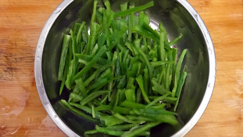 绝代双骄(花椒辣椒土豆丝),如图所示,切成丝,控干水分,备用