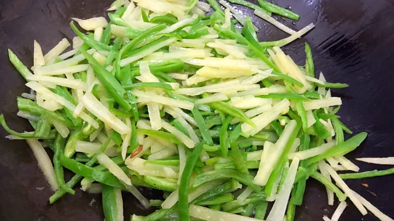 绝代双骄(花椒辣椒土豆丝),翻炒30秒