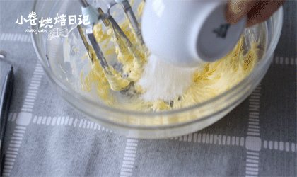 一口一个松脆,满嘴的幸福就是奥利奥曲奇,黄油软化到位后打发,加入糖粉混合。