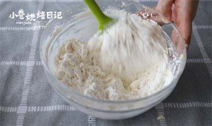 一口一个松脆,满嘴的幸福就是奥利奥曲奇,将低筋面粉、玉米淀粉和泡打粉的混合物筛入黄油糊中,搅拌均匀。