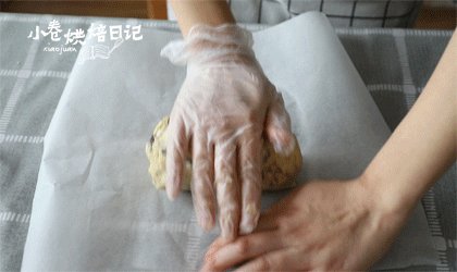 一口一个松脆,满嘴的幸福就是奥利奥曲奇,将面团整形成直径为3厘米左右的圆柱体,外面包裹着油纸放入冰箱冷藏2个小时,若急用的话可以选择冷冻半小时。