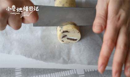 一口一个松脆,满嘴的幸福就是奥利奥曲奇,取出面团,切成0.8厘米左右的均匀厚片,码放在烤盘中,放到预热为170摄氏度的烤箱中烘烤15分钟,再关火用余温焖10分钟即可。