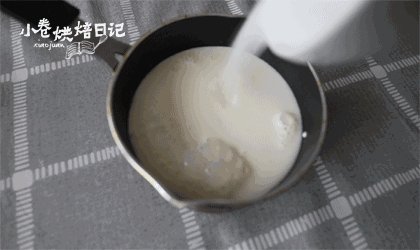 在这个充满恶意的寒冬，来杯热巧克力暖暖心吧,将<a style='color:red;display:inline-block;' href='/shicai/ 219'>牛奶</a>、奶油、细砂糖放入锅中。