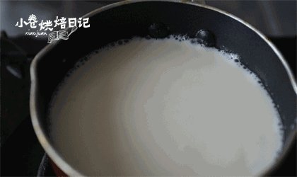 在这个充满恶意的寒冬，来杯热巧克力暖暖心吧,边加热边搅拌，直到锅边沸腾冒小泡。