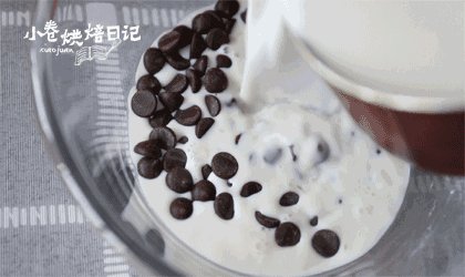 在这个充满恶意的寒冬，来杯热巧克力暖暖心吧,将沸腾的奶倒入巧克力币里。