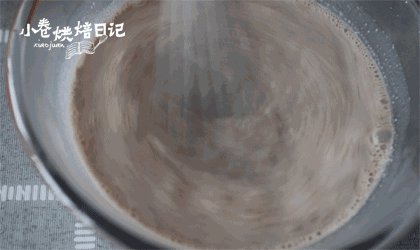 在这个充满恶意的寒冬，来杯热巧克力暖暖心吧,用手动打蛋器搅拌至巧克力币完全融化，就可以享用了。