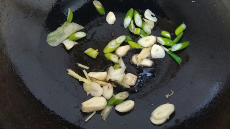 蒜苗烧豆腐,用煎豆腐的底油,爆香葱姜蒜