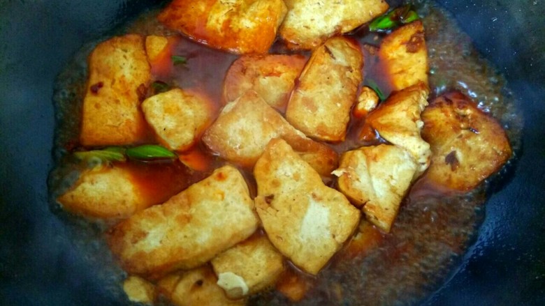 蒜苗烧豆腐,加入半小碗清水,大火烧开