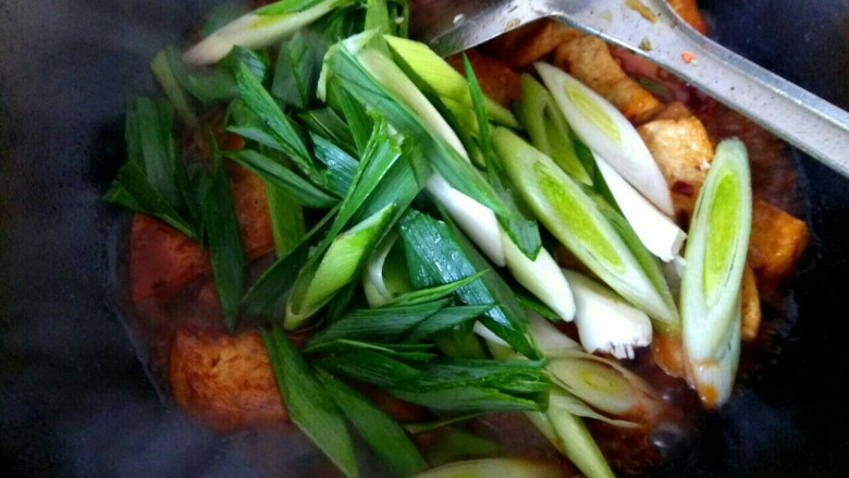 蒜苗烧豆腐,汤汁变少,放入蒜苗