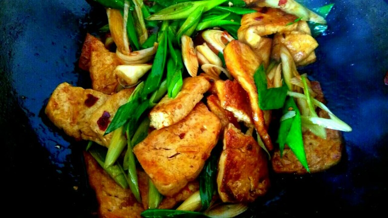 蒜苗烧豆腐,放入淀粉汁,大火翻炒均匀关火
