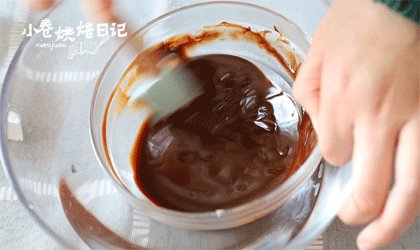 你可能不知道,高大上的巧克力熔岩蛋糕做法居然如此简单,将<a style='color:red;display:inline-block;' href='/shicai/ 887'>黄油</a>和巧克力一起隔热水融化,放凉备用。烤箱预热至220度。