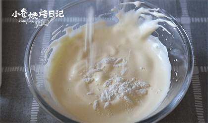 你可能不知道,高大上的巧克力熔岩蛋糕做法居然如此简单,将面粉筛入打发的鸡蛋中,快速翻拌均匀。