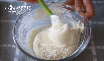 你可能不知道,高大上的巧克力熔岩蛋糕做法居然如此简单,将面粉筛入打发的鸡蛋中,快速翻拌均匀。