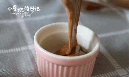 你可能不知道,高大上的巧克力熔岩蛋糕做法居然如此简单,将搅拌好的混合物倒入模具。