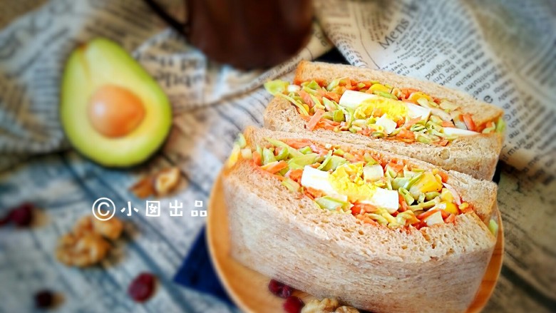 沼三明治,用保鲜膜包裹的三明治非常适合春游外出时带着,吃起来极为方便。