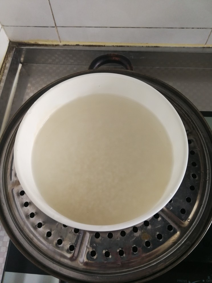 老北京小吃艾窝窝,然后把糯米洗净,然后倒入漠过米的水1厘米,然后放入蒸锅蒸45分钟拿出。