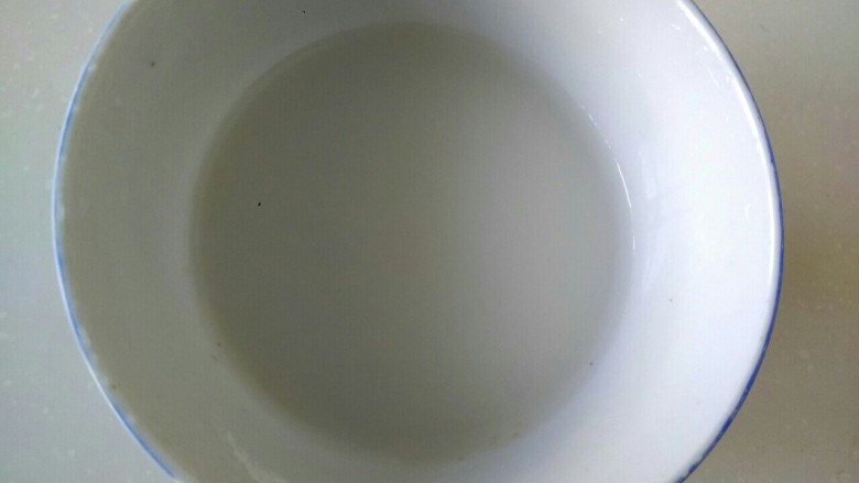 蒜苗烧豆腐,另一个小碗中放入两勺淀粉,加适量清水,调成淀粉汁