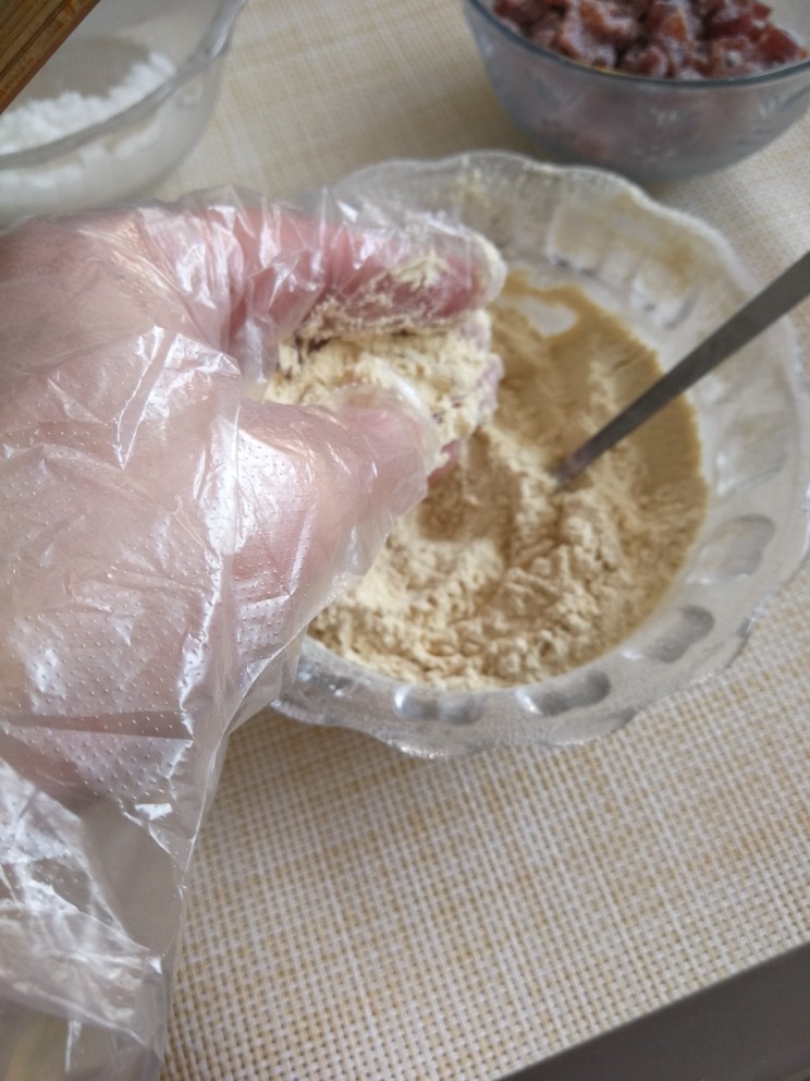 老北京小吃艾窝窝,然后带上手套沾点熟面粉,以防止熟糯米粘手。