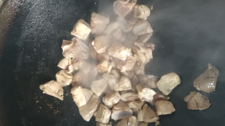 黄色胡萝卜闷羊肉,炒至变色