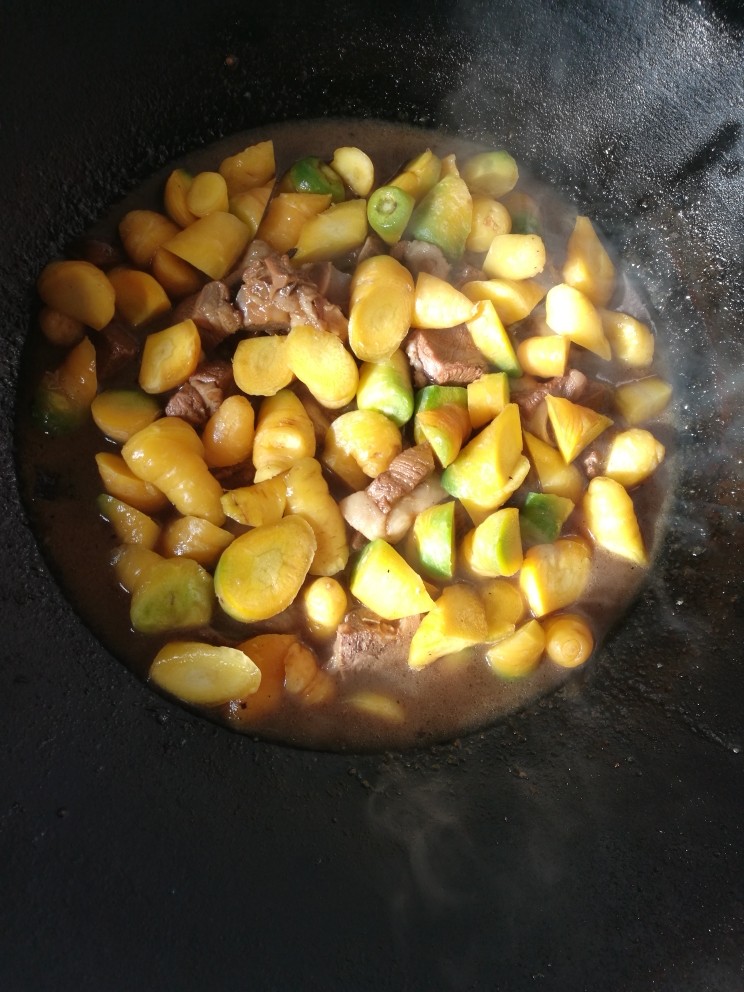 黄色胡萝卜闷羊肉,倒入胡萝卜继续炖半小时