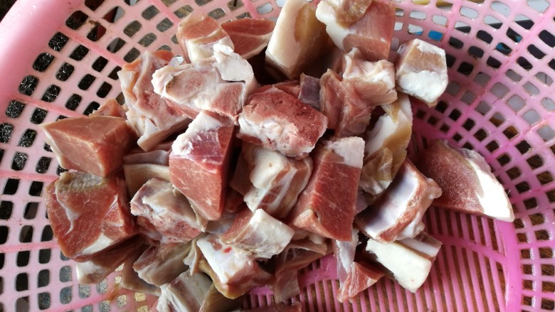 黄色胡萝卜闷羊肉,<a style='color:red;display:inline-block;' href='/shicai/ 329'>羊肉</a>剁成块