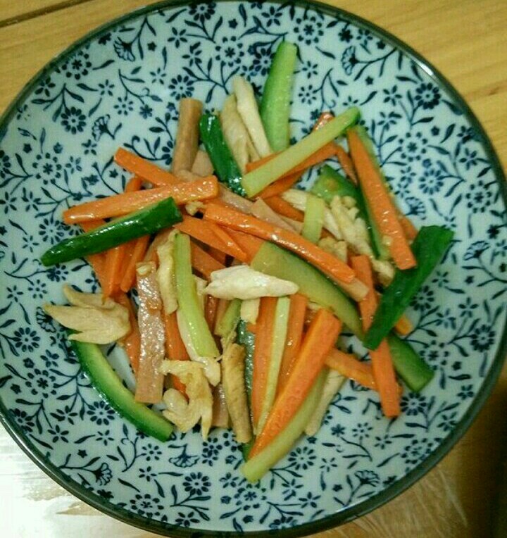 炸春卷(饺子皮版),接着放入鸡腿肉、火腿肠和黄瓜条,再加耗油,翻炒均匀后出锅。
