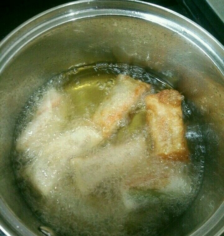 炸春卷(饺子皮版),用个小锅放适量油,待油温八成热时下春卷,炸至金黄即可出锅。