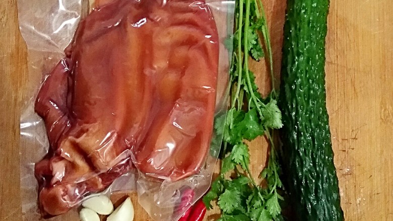 凉拌猪耳,准备食材。假期余额不足,年后第一天上班,冰箱里有真空包装的熟猪耳,快手凉拌一下,味道超赞。