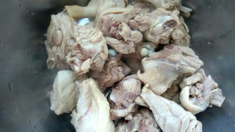 糖醋鸭块,把脏水倒掉,用清水洗净鸭块,控水备用