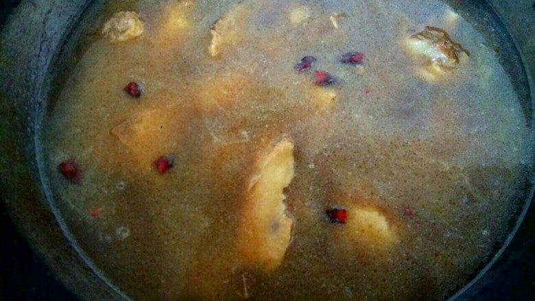 糖醋鸭块,加入适量清水,没过鸭块,放入少量盐,大火烧开,转中火慢炖