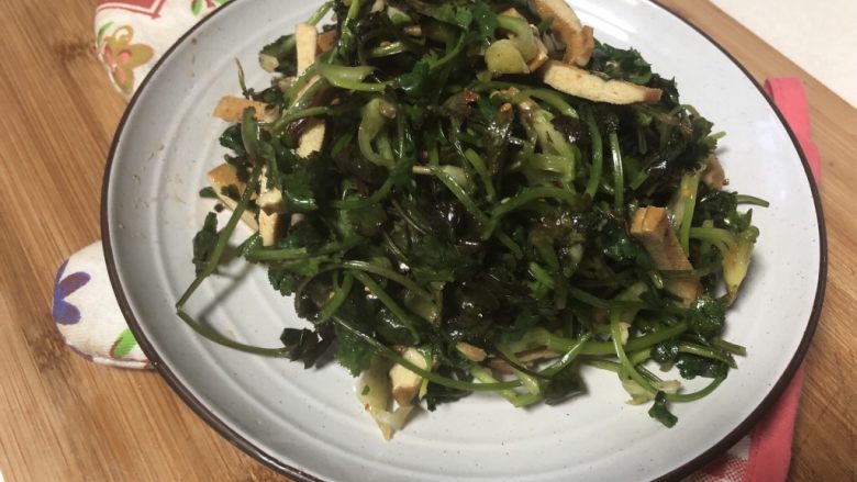 凉拌豆干香菜,这样一道凉菜就做好了。