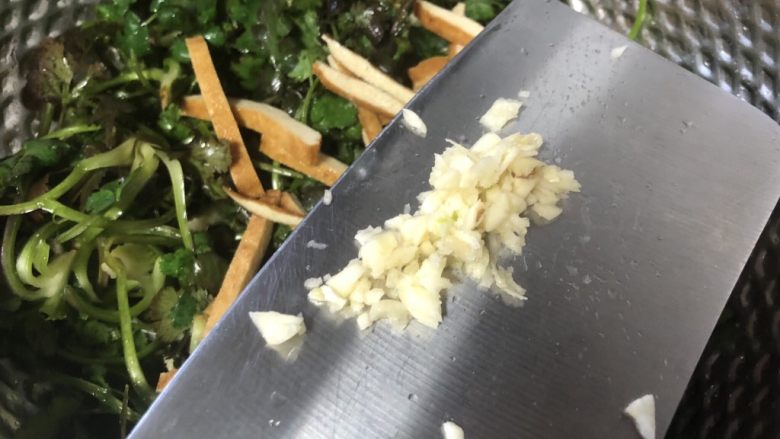 凉拌豆干香菜,大蒜头剁成蒜蓉,和豆腐干一起放在香菜里。