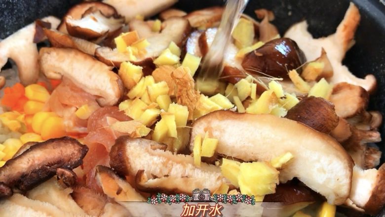 香菇滑鸡粥,加入开水,继续煮粥