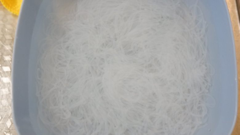 圆白菜炒粉丝,烫好之后,取出过凉水。