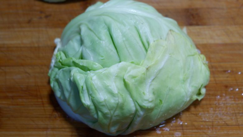 圆白菜炒粉丝,<a style='color:red;display:inline-block;' href='/shicai/ 111'>圆白菜</a>洗净,对半切开。