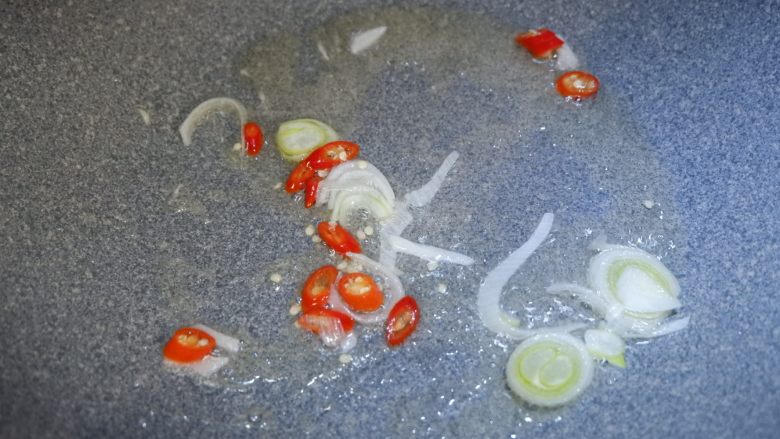圆白菜炒粉丝,将小米椒和葱花加入,炒出香味。