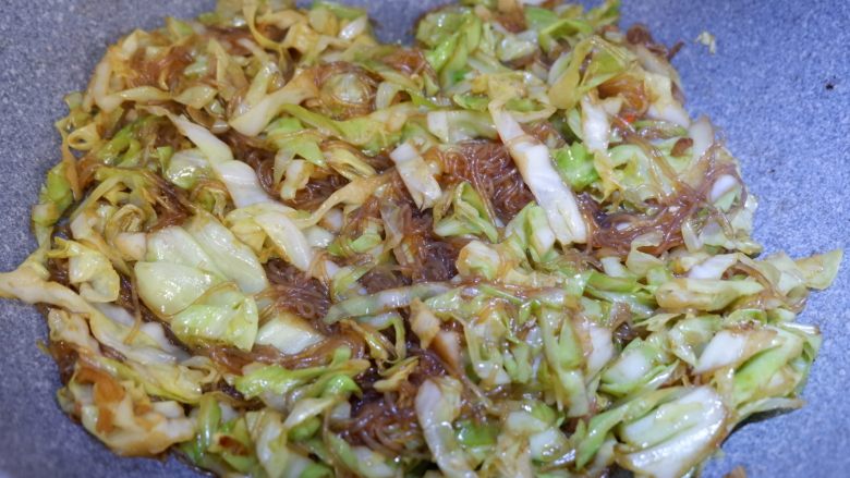 圆白菜炒粉丝,将粉丝与圆白菜炒至完全融合,根据个人口味加少许盐调味即可。