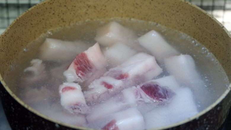五花肉烧土豆干,将五花肉焯水至变白,取出备用。