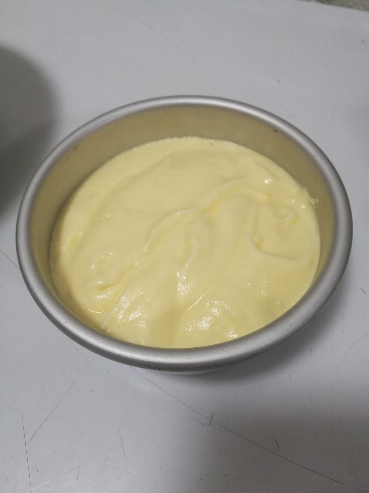 生日蛋糕,倒入模具,离桌面15里面左右摔几下。震出气泡。