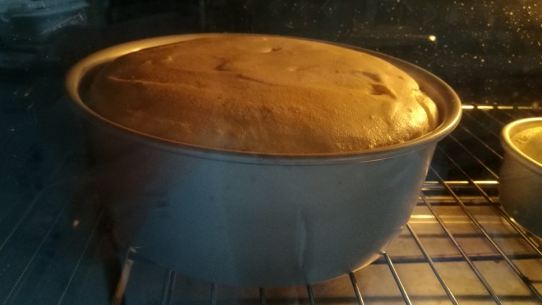 生日蛋糕, 烤箱提前预热十分钟155度 ,然后烤50分钟即可。