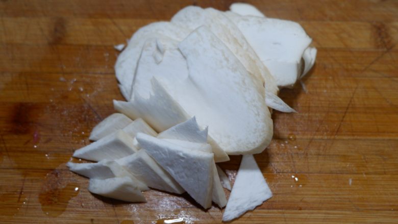 日本豆腐虾仁汤，鲜美无油,<a style='color:red;display:inline-block;' href='/shicai/ 238'>杏鲍菇</a>洗净，先切成薄片。