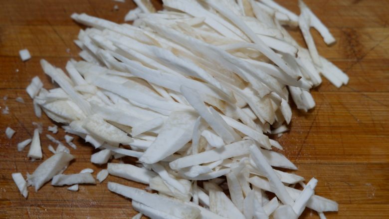 日本豆腐虾仁汤，鲜美无油,在切成细丝。