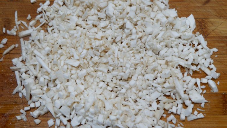 日本豆腐虾仁汤，鲜美无油,最后切成碎粒。