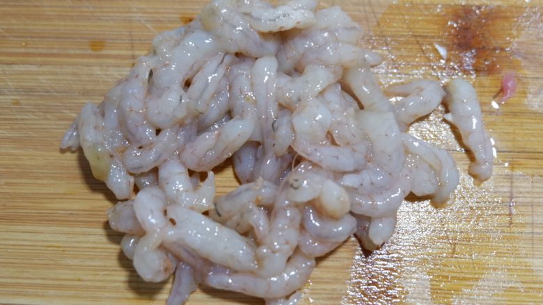 日本豆腐虾仁汤，鲜美无油,<a style='color:red;display:inline-block;' href='/shicai/ 287'>虾仁</a>清洗干净。