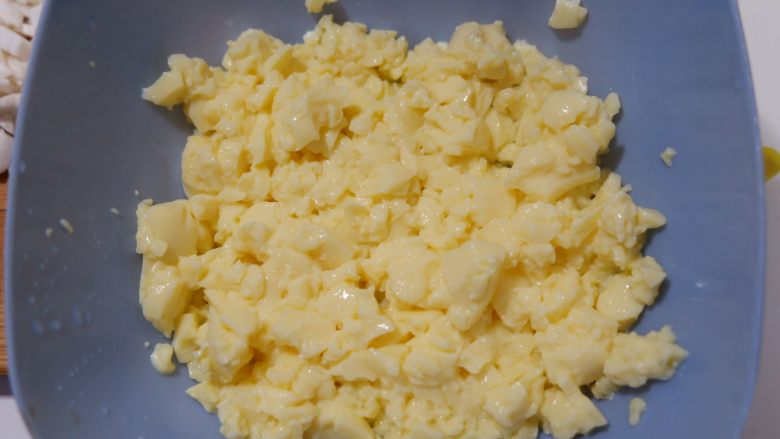 日本豆腐虾仁汤，鲜美无油,用勺子压碎。