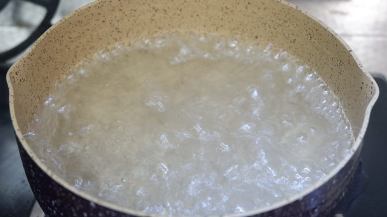 日本豆腐虾仁汤，鲜美无油,锅中烧开水。