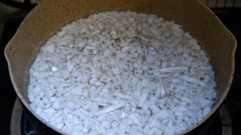 日本豆腐虾仁汤，鲜美无油,先下入杏鲍菇煮至7分熟。