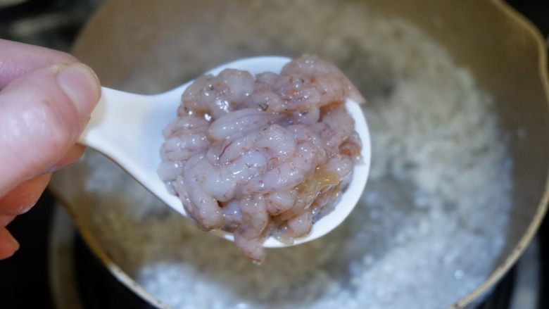 日本豆腐虾仁汤，鲜美无油,加入虾仁。