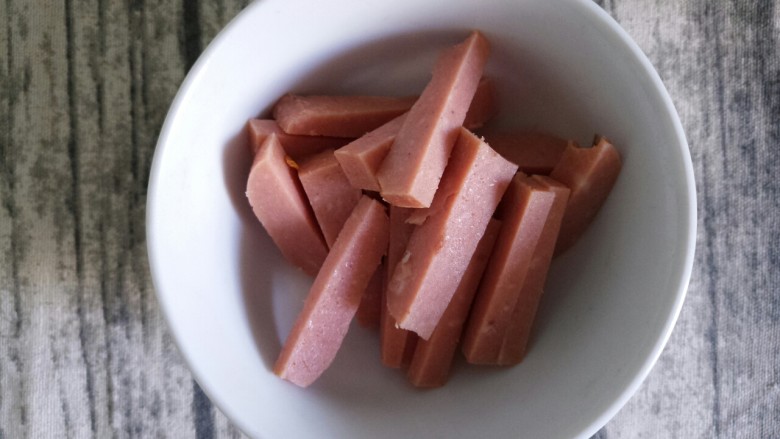 午餐肉洋葱三明治,取一块,切成条状